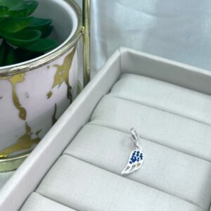 Berloque asa cravejada