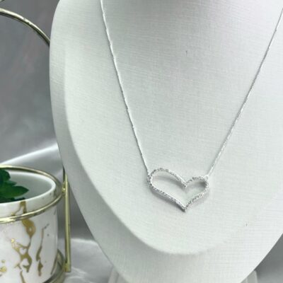 Colar coração vazado cravejado