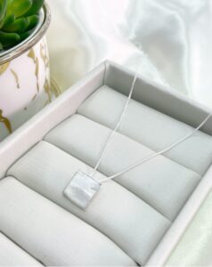 Colar madre pérola quadrado