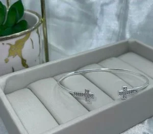 Bracelete regulável cruz cravejada